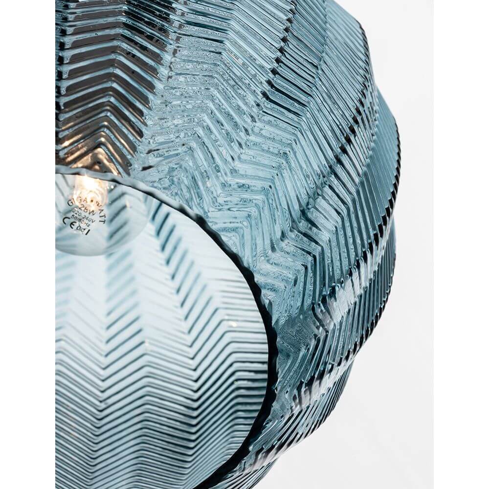 Loni Glas-Pendellampe Verlaufend Farbig Detailansicht der schönen Glasoberfläche in Blau mit Zickzack-Muster.
