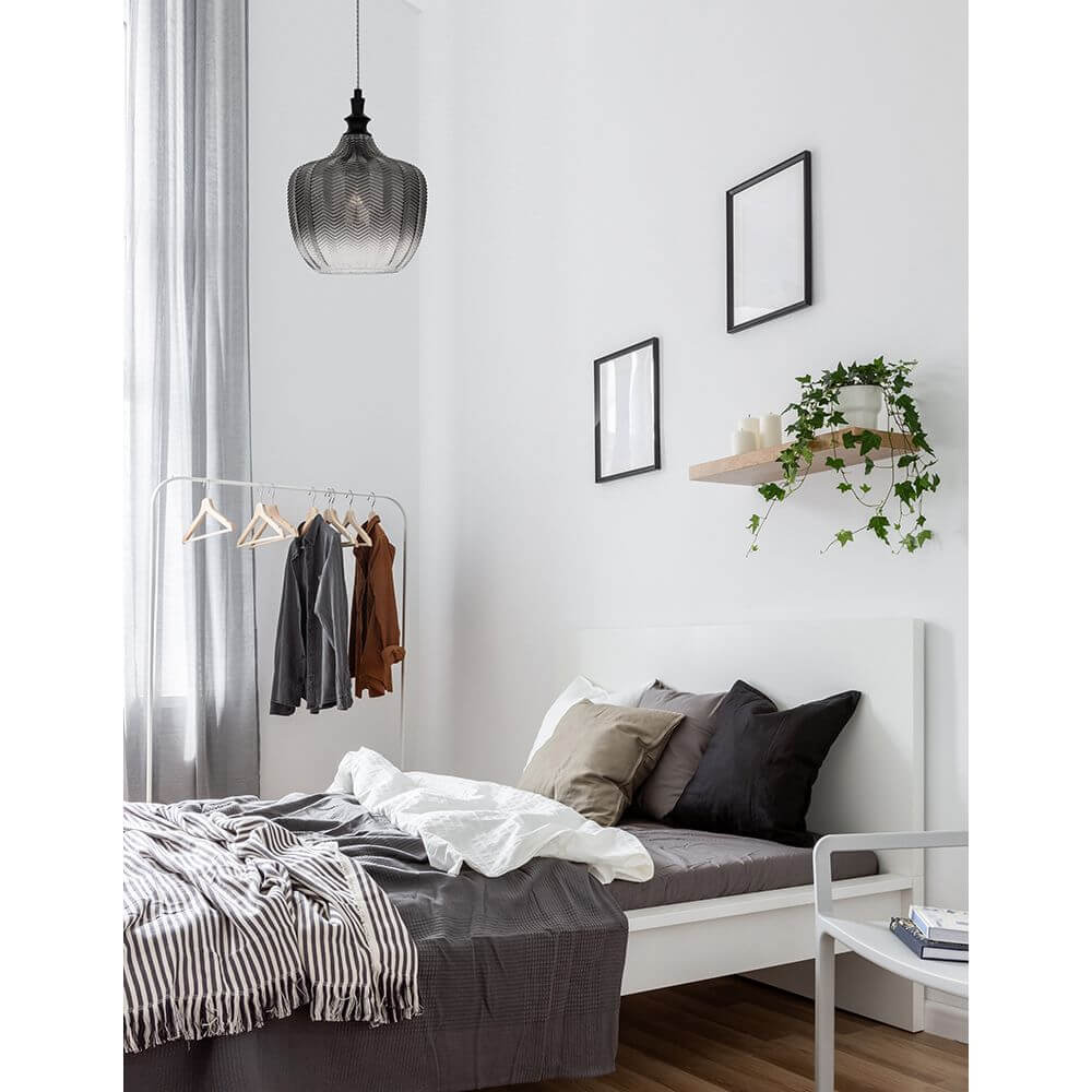 Loni Glas-Pendellampe Verlaufend Farbig in einem modernen Schlafzimmer mit eleganter Einrichtung.