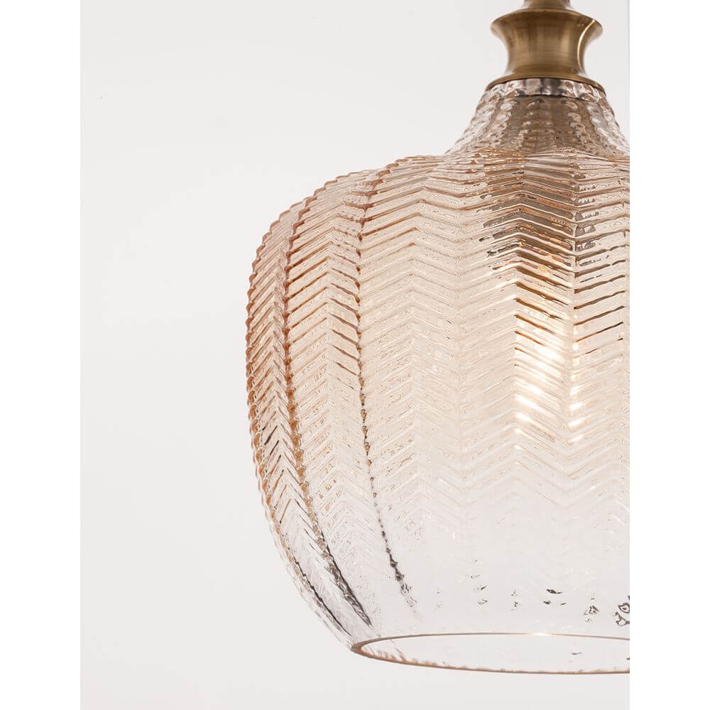 Loni Glas-Pendellampe Verlaufend Farbig mit goldenen Details und champagnerfarbener Glasglocke.