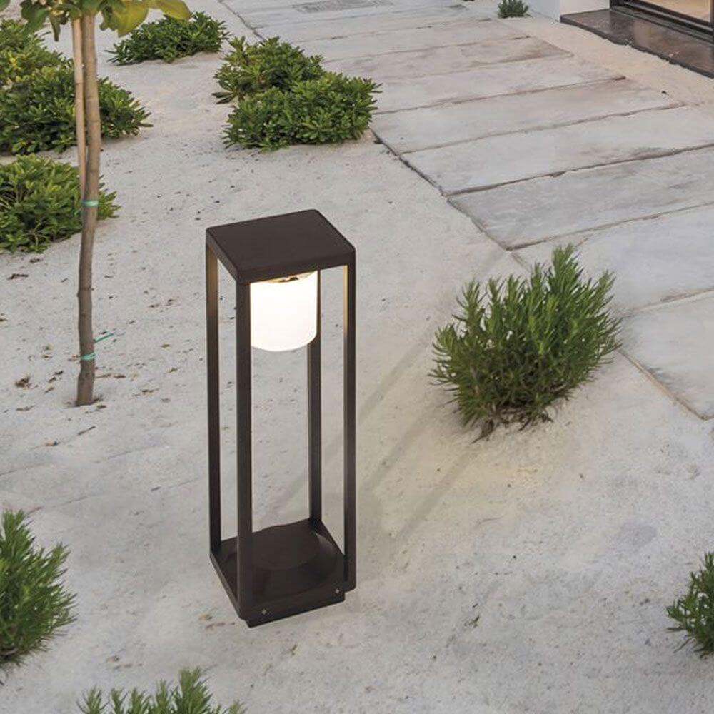 Loveto Poller Solarleuchte mit Bewegungsmelder im modernen Garten, aus anthrazitfarbenem Aluminium.