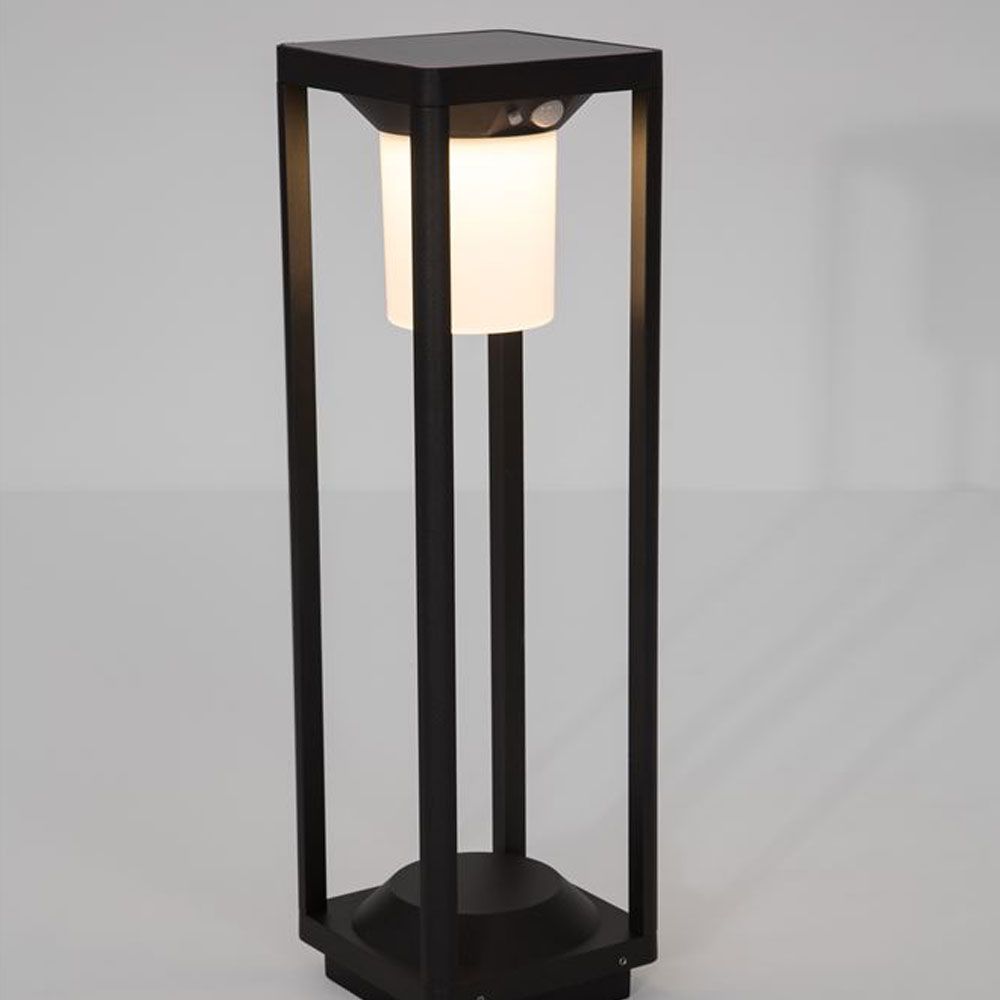 Elegante Loveto Solarleuchte mit Bewegungsmelder für dekorative Fassadenbeleuchtung.