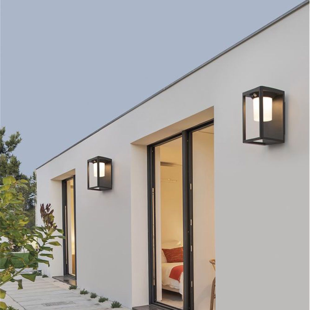 Moderne Loveto Solarleuchte mit Bewegungsmelder an einer stilvollen Hauswand, ideal für energiesparende Beleuchtung.