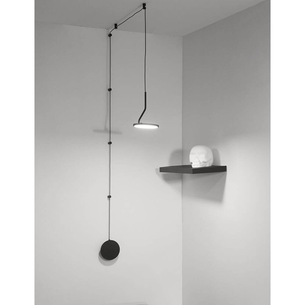 Luccelo LED Wand- & Hängelampe Metall in minimalistischer schwarzweißer Einrichtung mit Regal und Skulptur.