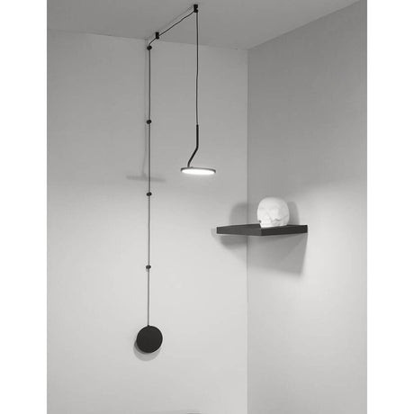 Luccelo LED Wand- & Hängelampe Metall in minimalistischer schwarzweißer Einrichtung mit Regal und Skulptur.