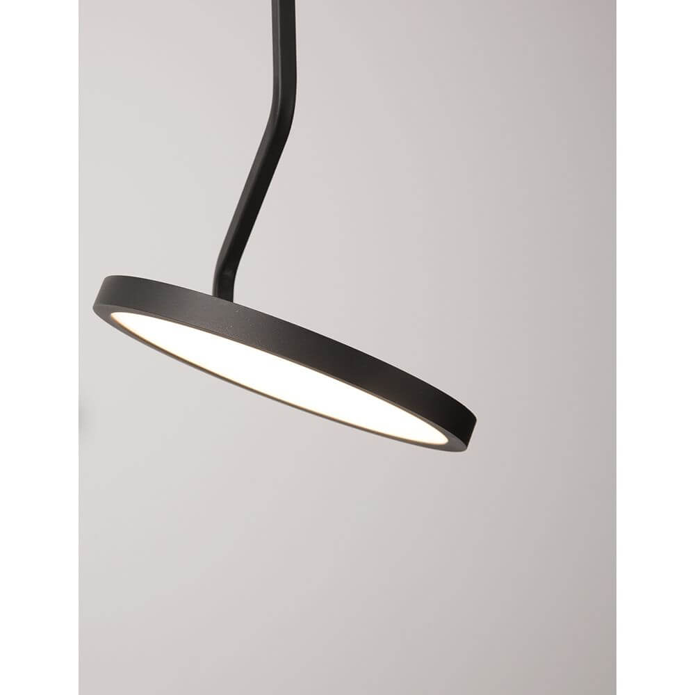 Luccelo LED Wand- & Hängelampe Metall in modernem Design mit rundem, schwarzem Lampenschirm.