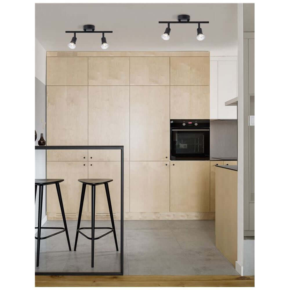 Lup Balkenstrahler 2-flammig in moderner Küche mit Holzschränken und minimalistischem Design.