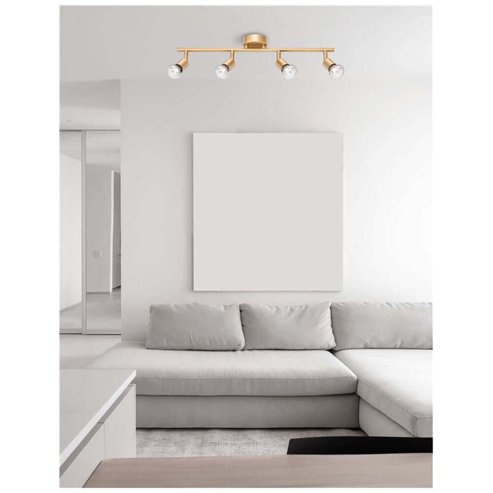Lup Deckenstrahler 4-flammig Metall im modernen Wohnzimmer mit grauem Sofa und leerem Wandbild.