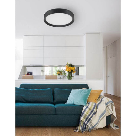 Luton LED Deckenleuchte Ø 55cm in modernem Wohnzimmer über Sofa, warmweißes LED-Licht, minimalistisches schwarzes Design