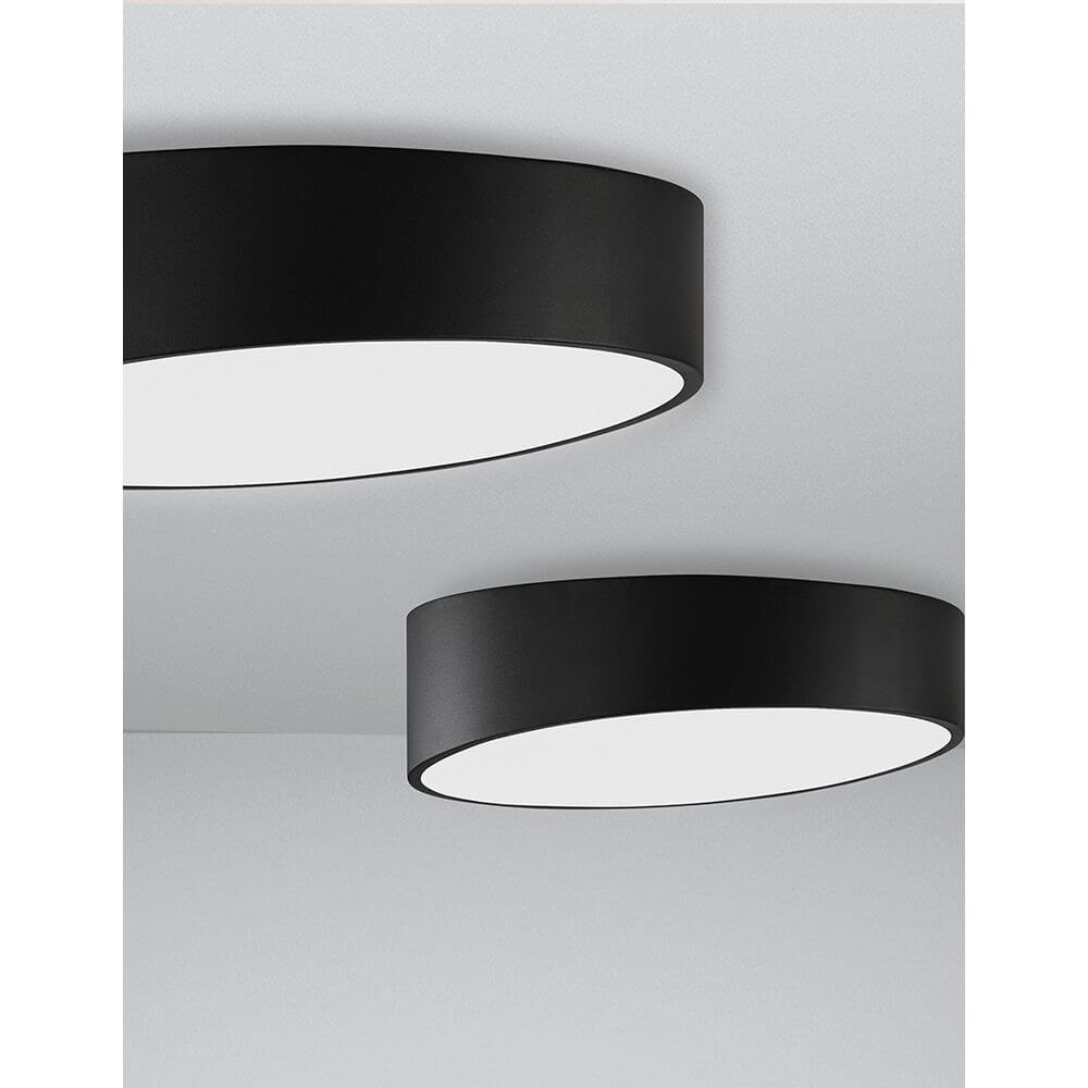 Maggio LED Deckenlampe Ø 50cm Metall Acryl in modernem, schlichten Design montiert an Decke.