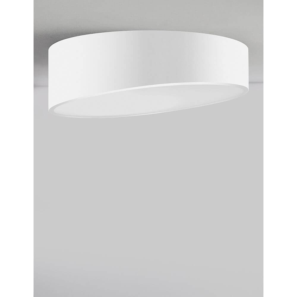 Maggio LED Deckenlampe Ø 50cm Metall Acryl in modernem, weißem Design an der Decke montiert.