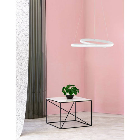 Malvi LED Sandsort hængelampe i moderne boligmiljø med sort bord og planter.