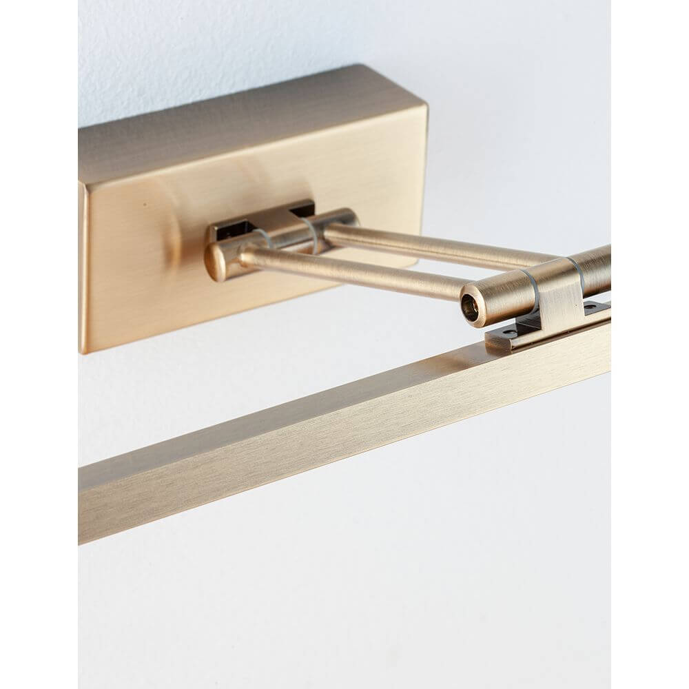 Marnell LED Wandlampe Antik-Messing - Detailaufnahme der Wandhalterung und des schwenkbaren Arms.