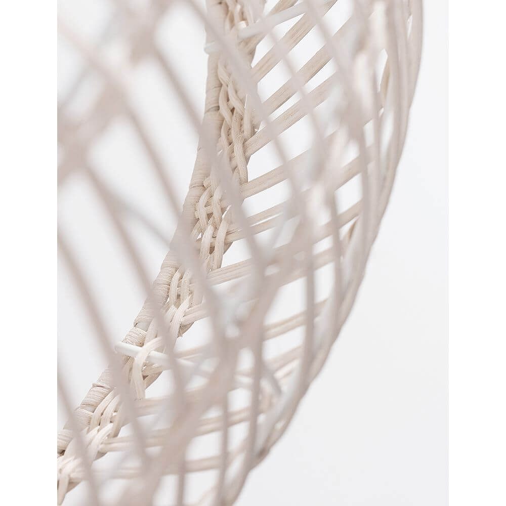 Detailansicht der Melody Hängelampe Natur Rattan aus handgefertigtem Rattan in Weiß.