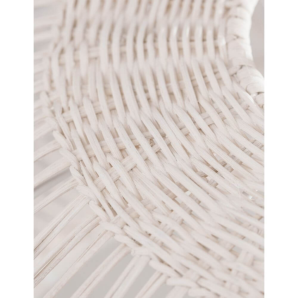 Detailansicht der handgefertigten Rattanstruktur der Melody Hängelampe Natur Rattan in Weiß.