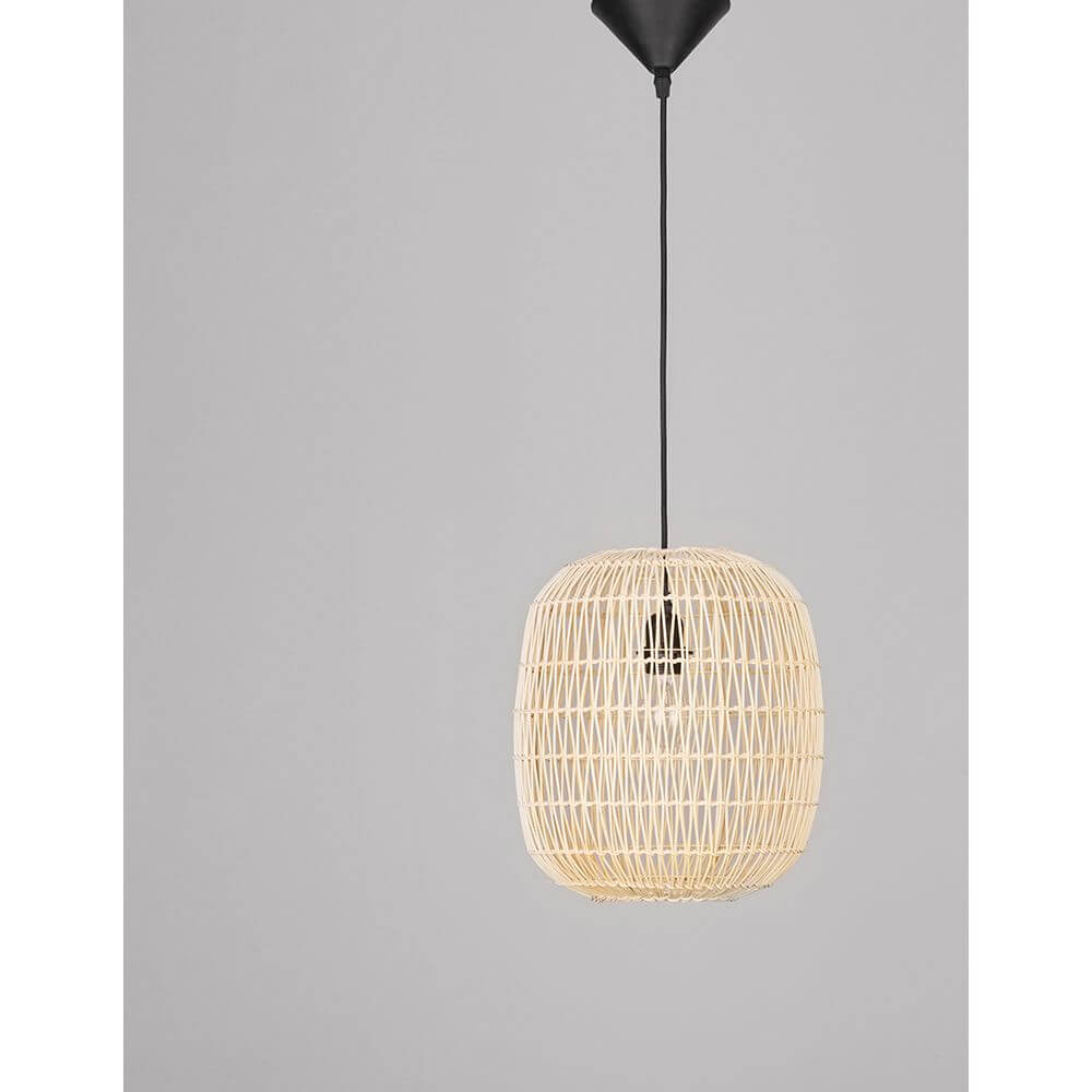 Melody Rattan Hängeleuchte Holzfarben mit natürlichem Rattan-Geflecht und schwarzem Kabel.
