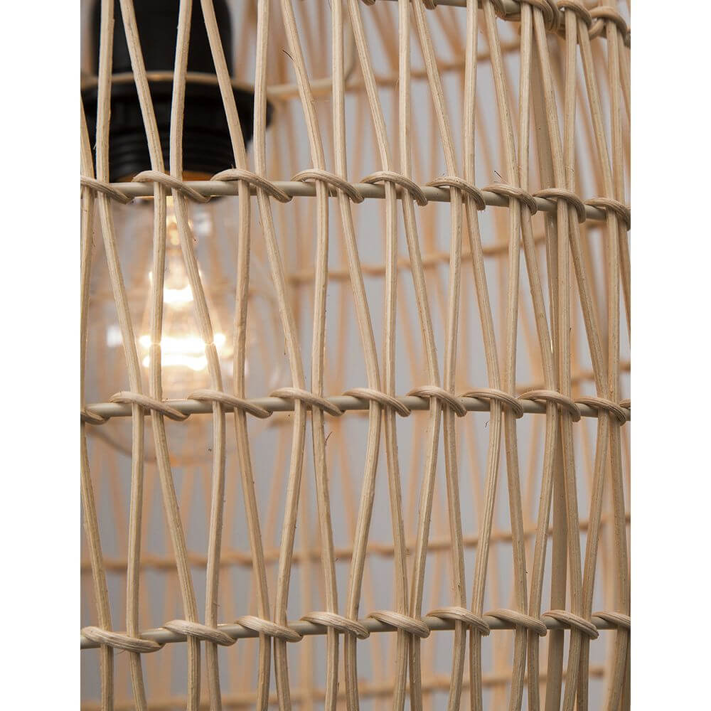Detailaufnahme der Melody Rattan Hängeleuchte Holzfarben mit natürlichem Rattan-Geflecht und beleuchtetem Licht.