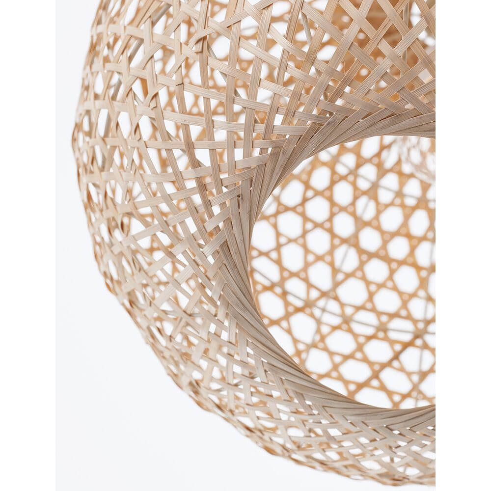 Detailansicht der Melody Natur Bambus Hängeleuchte Ø 40cm Kugel mit filigranem Rattan-Schirm.
