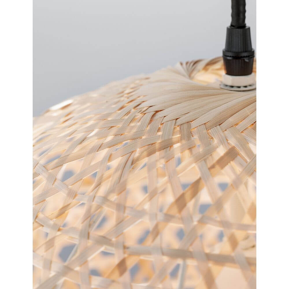 Detailansicht der Melody Natur Bambus Hängeleuchte Ø 40cm Kugel mit geflochtenem Rattansschirm und sanftem Licht.