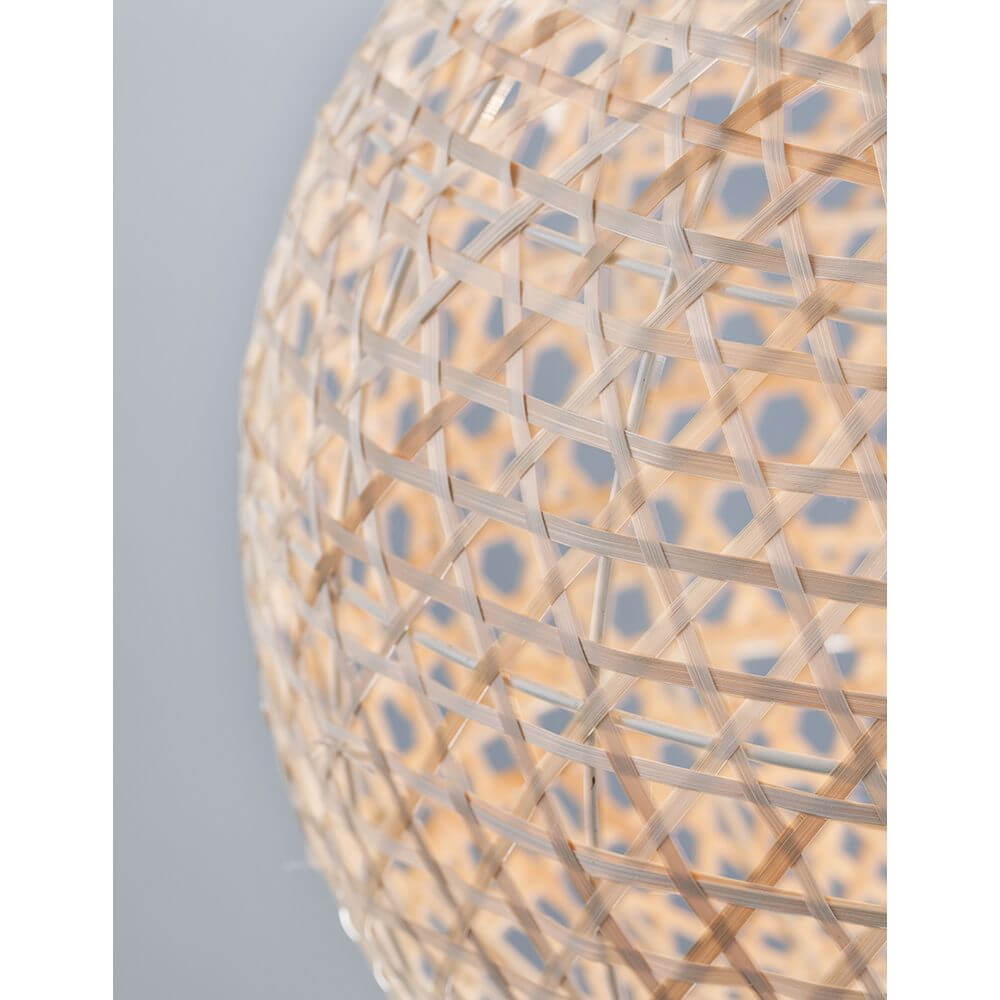 Detailansicht der Melody Natur Bambus Hängeleuchte Ø 40cm Kugel mit filigranem Rattanschirm.