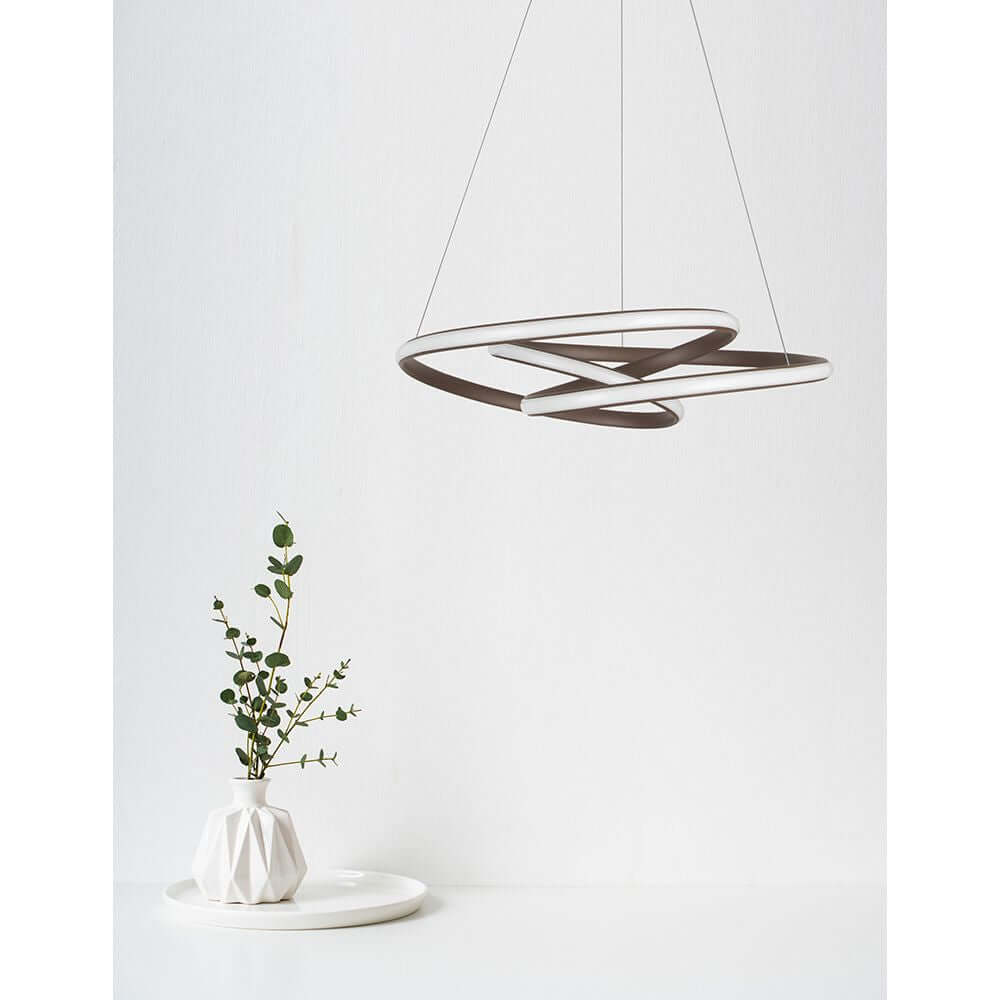 Menton LED Hängeleuchte mit modernem Design, hängend über einem Tisch mit Pflanzen.