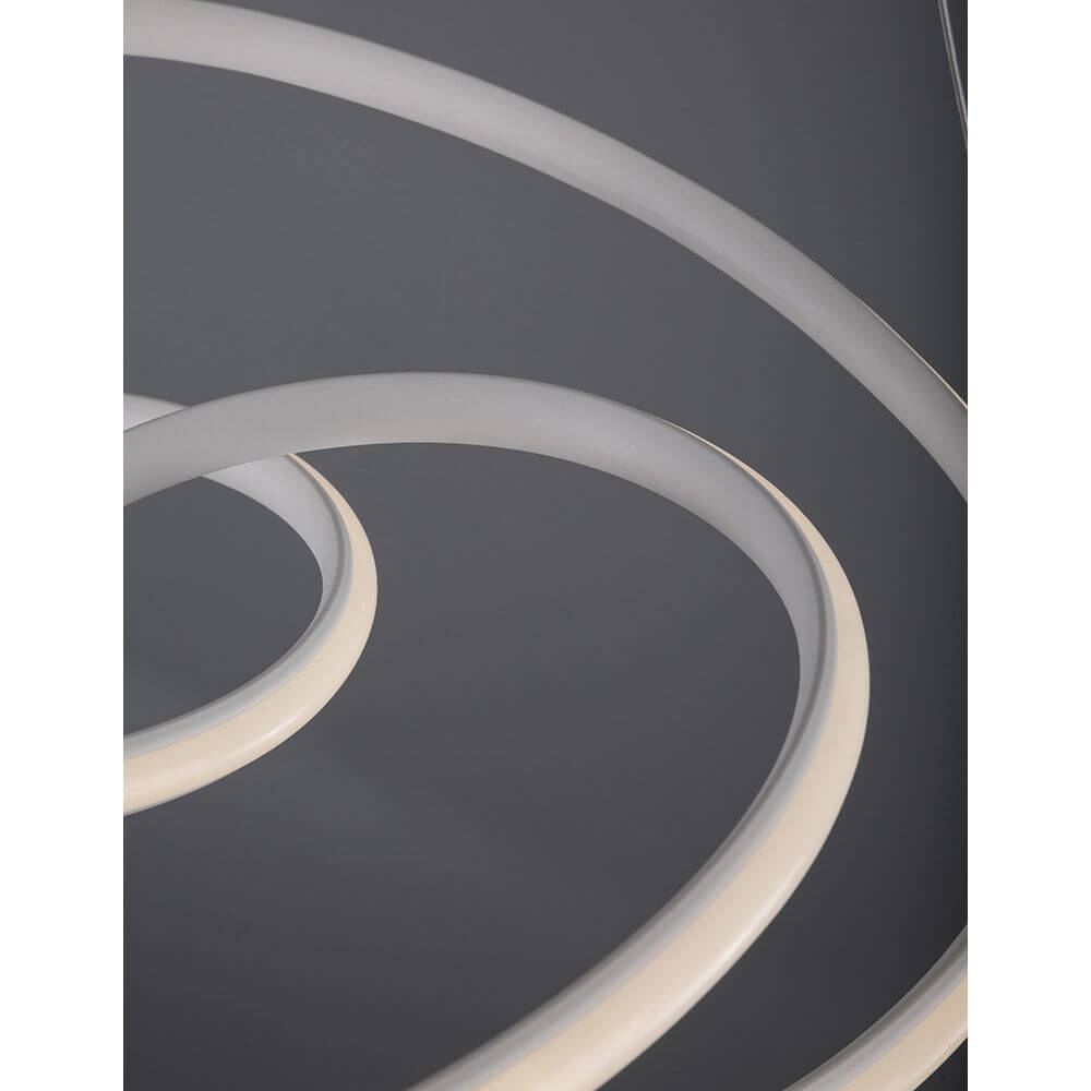Nahaufnahme der Menton LED Hängeleuchte mit modernen, geschwungenen Aluminium- und Acryl-Elementen.
