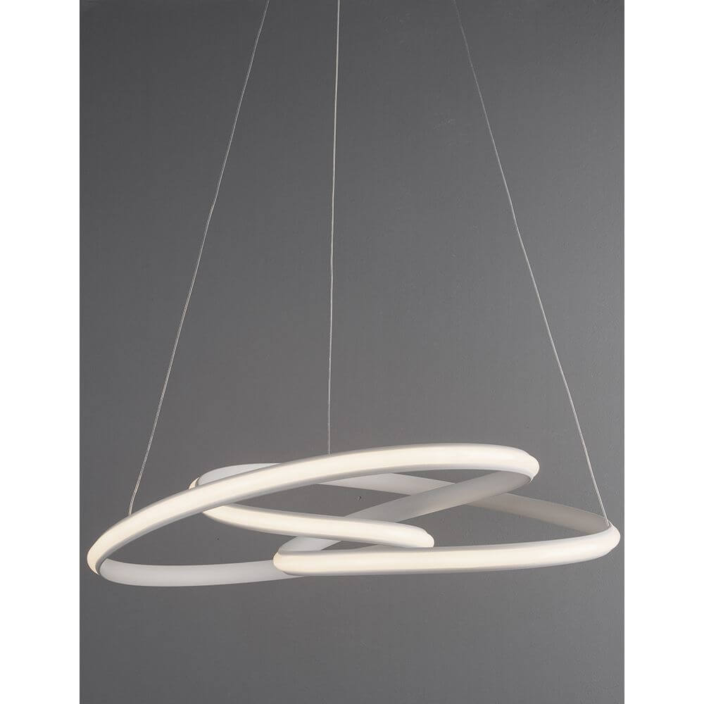 Menton LED Hängeleuchte mit modernem Design und warmer Lichtverteilung über Esstisch oder im Wohnzimmer.