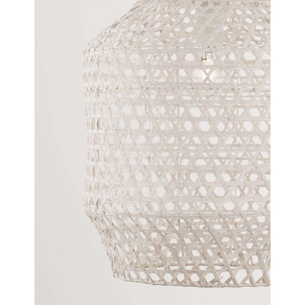 Mia Hängelampe Rattan Weiß - Detailansicht der Rattan-Pendelleuchte mit einzigartigem Design.