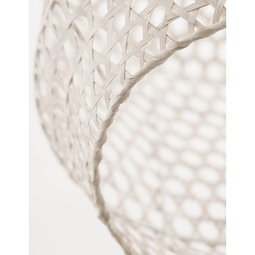 Detailansicht der Mia Hängelampe Rattan Weiß mit geflochtenem Rattan-Material, ideal für eine gemütliche Atmosphäre.