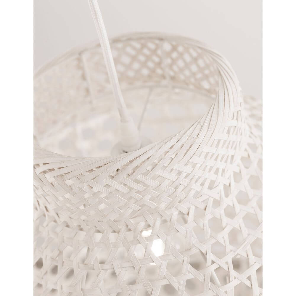 Mia Hängelampe Rattan Weiß - Detailansicht der Pendelleuchte aus Rattan mit hellem, geflochtenem Design.