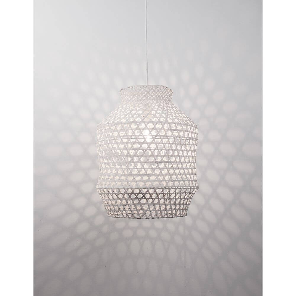 Mia Hängelampe Rattan Weiß in modernem Design, aus Rattan gefertigt und ideal für eine gemütliche Atmosphäre.