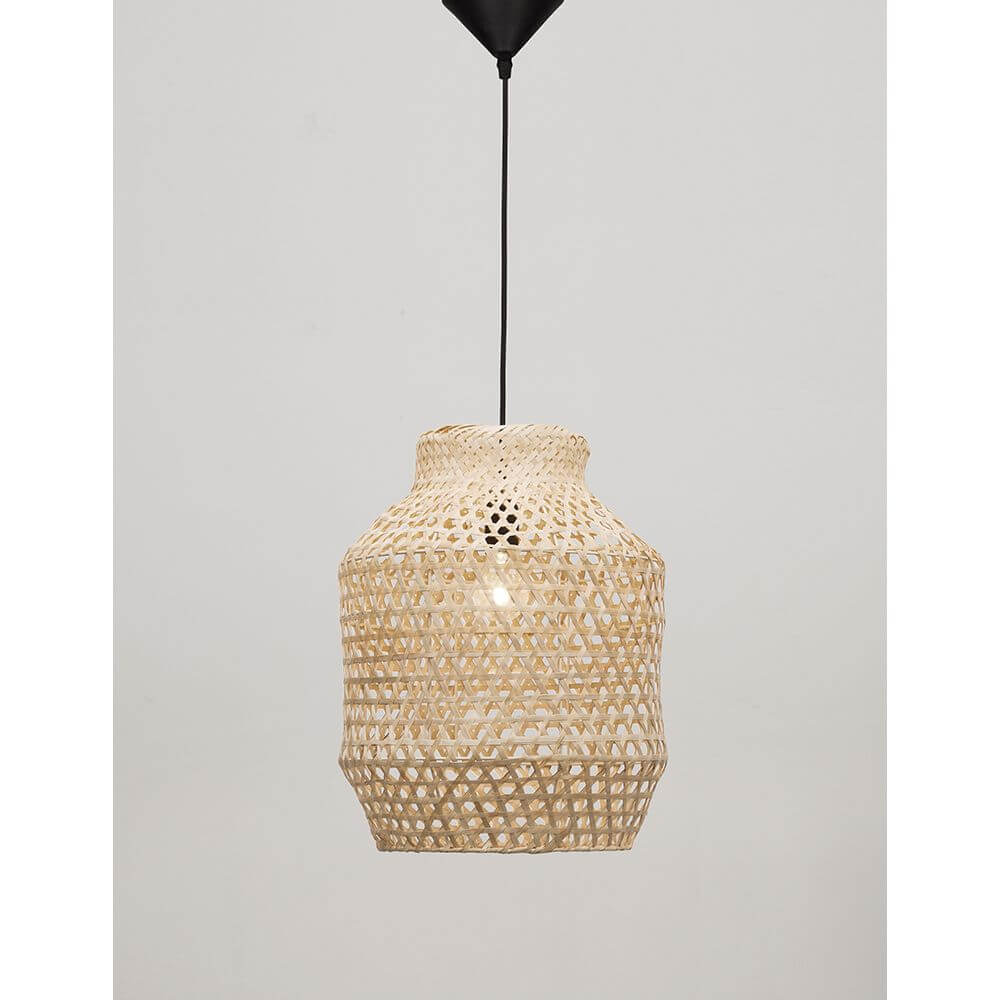 Mia Hängeleuchte aus natürlichem Rattan im Ethno-Design, ideal für Ess- oder Wohnzimmer.