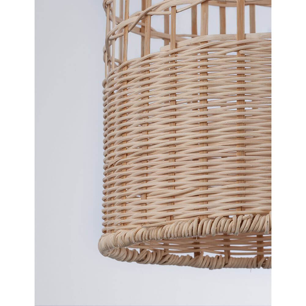 Detailansicht der Mia Pendellampe Rattan mit elegantem Rattanschirm in natürlicher Farbe.