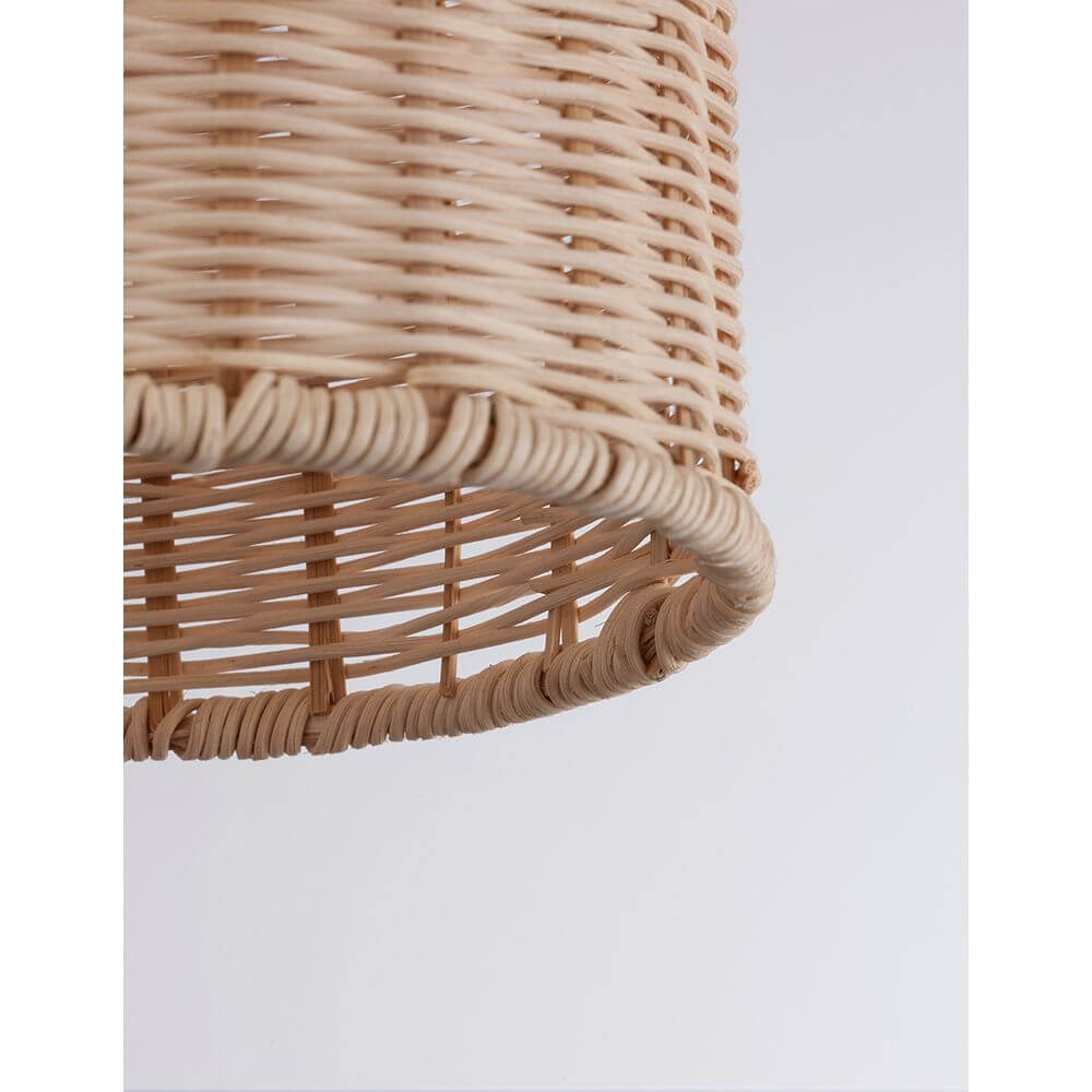 Detailansicht der Mia Pendellampe Rattan mit feinem Rattan und strukturiertem Design.