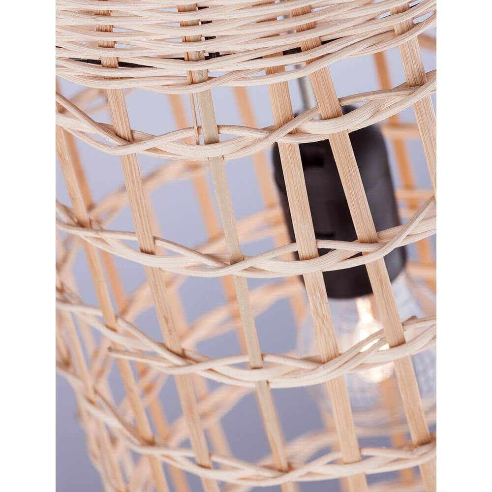 Mia Pendellampe Rattan mit korbartigem Rattanschirm und schwarzem Textilkabel.