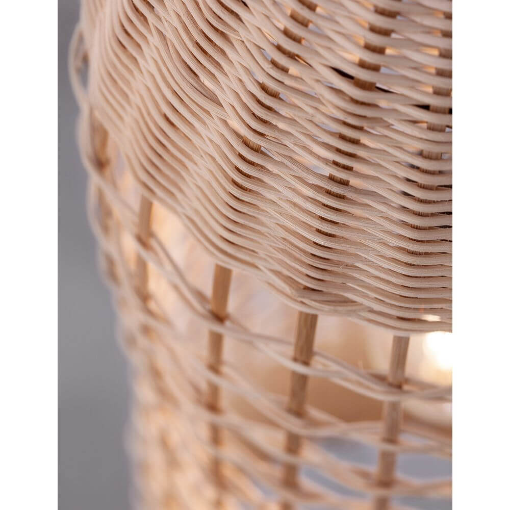 Nahaufnahme der Mia Pendellampe Rattan mit kunstvollem geflochtenem Rattan.