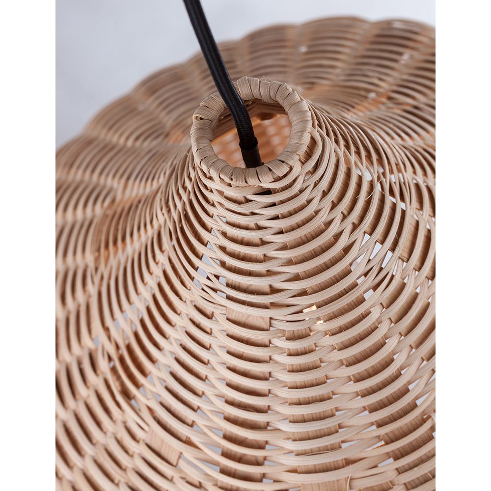 Detailansicht der MIA Pendelleuchte aus Rattan in Natur, ideal für Ess- oder Wohnzimmer, im skandinavischen Stil.