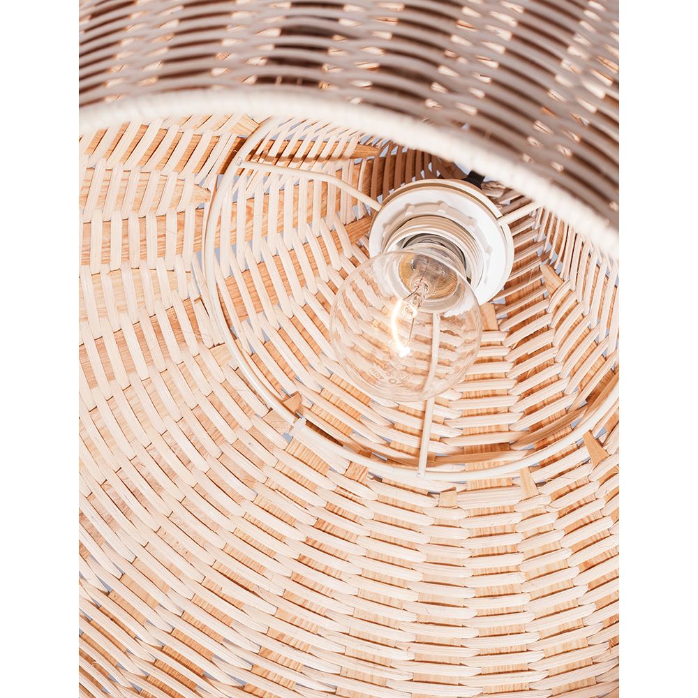 Innenansicht der Mia Pendelleuchte aus Natur-Rattan mit sichtbarem Glühbirnenfassungsdesign.