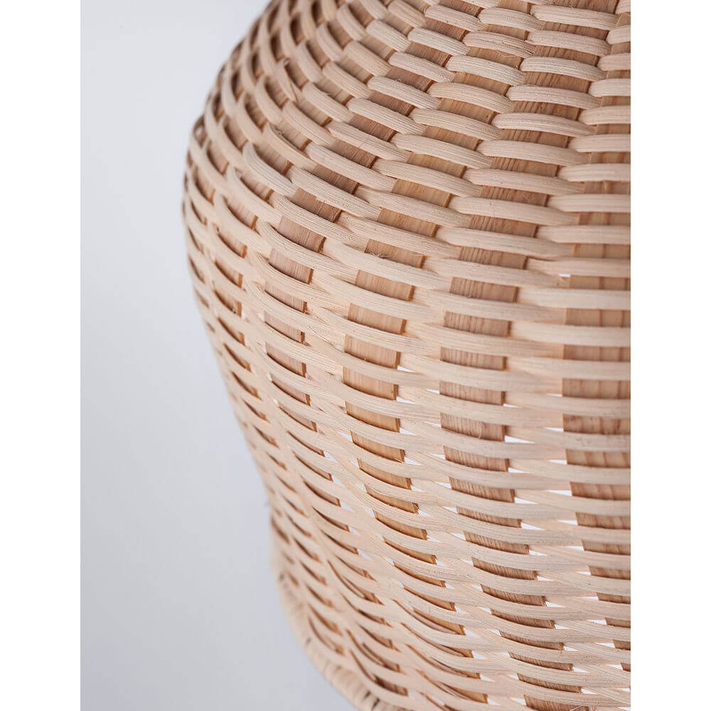 Detailansicht der Mia Pendelleuchte Natur Rattan Ø 38,5cm mit geflochtenem Rattanmaterial.