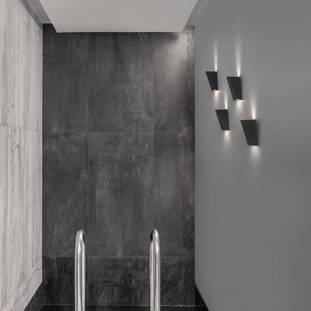 Miley Mini LED-Wandleuchte up&down IP54 an einer modernen Wand mit schlichten, eleganten Linien.