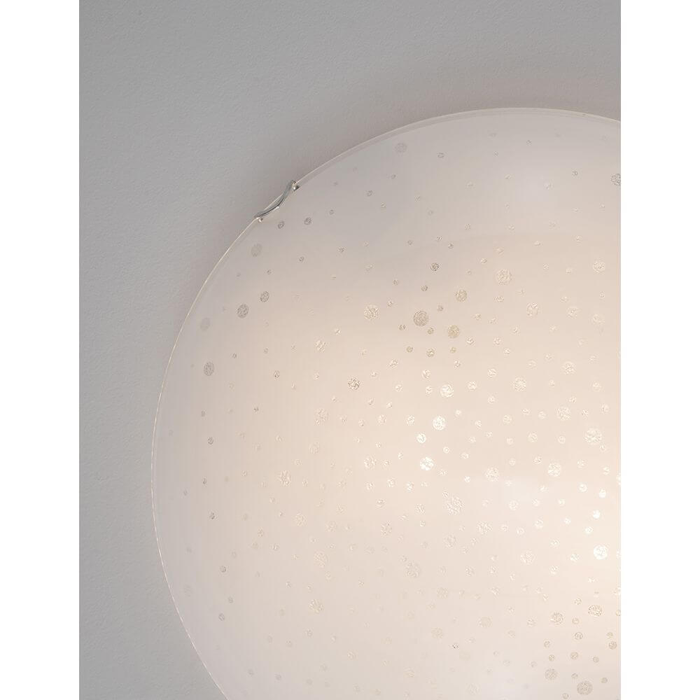 Minori Deckenlampe Ø 40cm Glas Weiß mit elegantem, dekorativen Design und sternenhimmelähnlicher Beleuchtung.