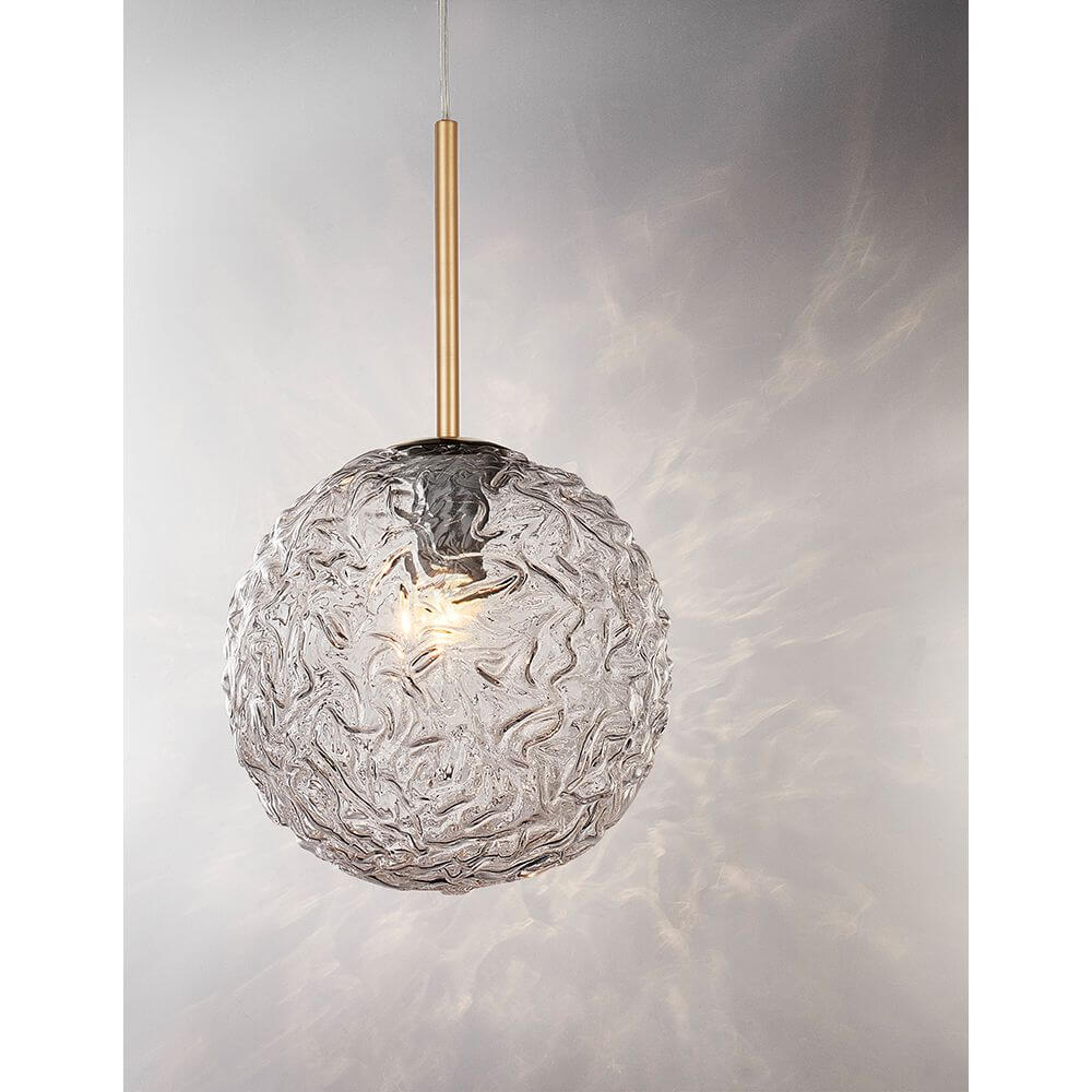 Mirano Hängeleuchte Stahl Glas mit transparenter Glaskugel und mattgoldenem Metallrahmen, stilvoll und elegant.