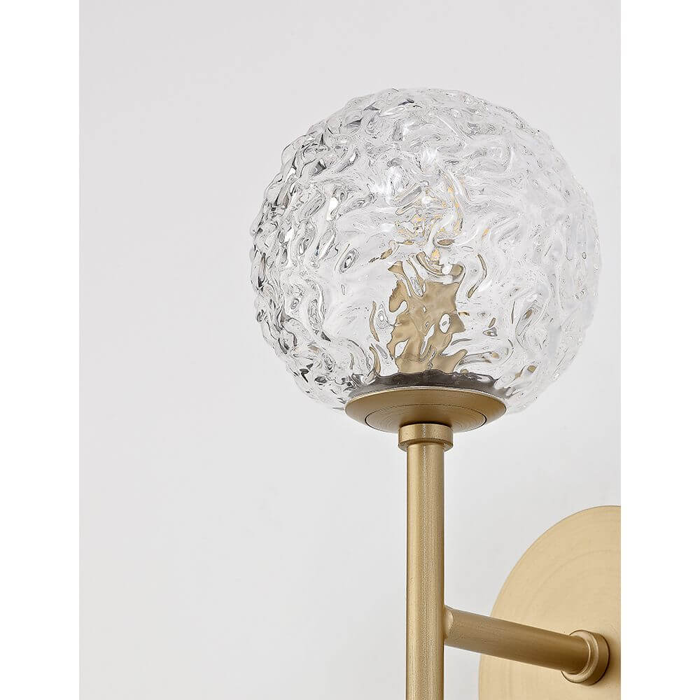 Mirano Kugel Wandlampe Gold, Klar mit kunstvoller Glasschale und elegantem goldfarbenem Metallrahmen.
