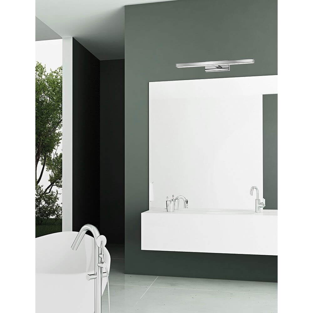Modena LED Bad-Wandlampe 49cm Metall installiert in modernem Badezimmer mit Spiegel.