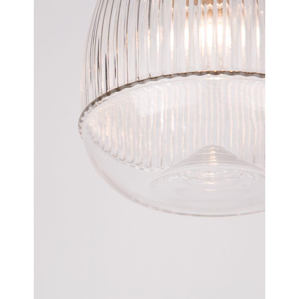 Detailansicht der Mond Pendellampe aus Glas mit goldenen Akzenten und geriffeltem Design, Ø 15cm.