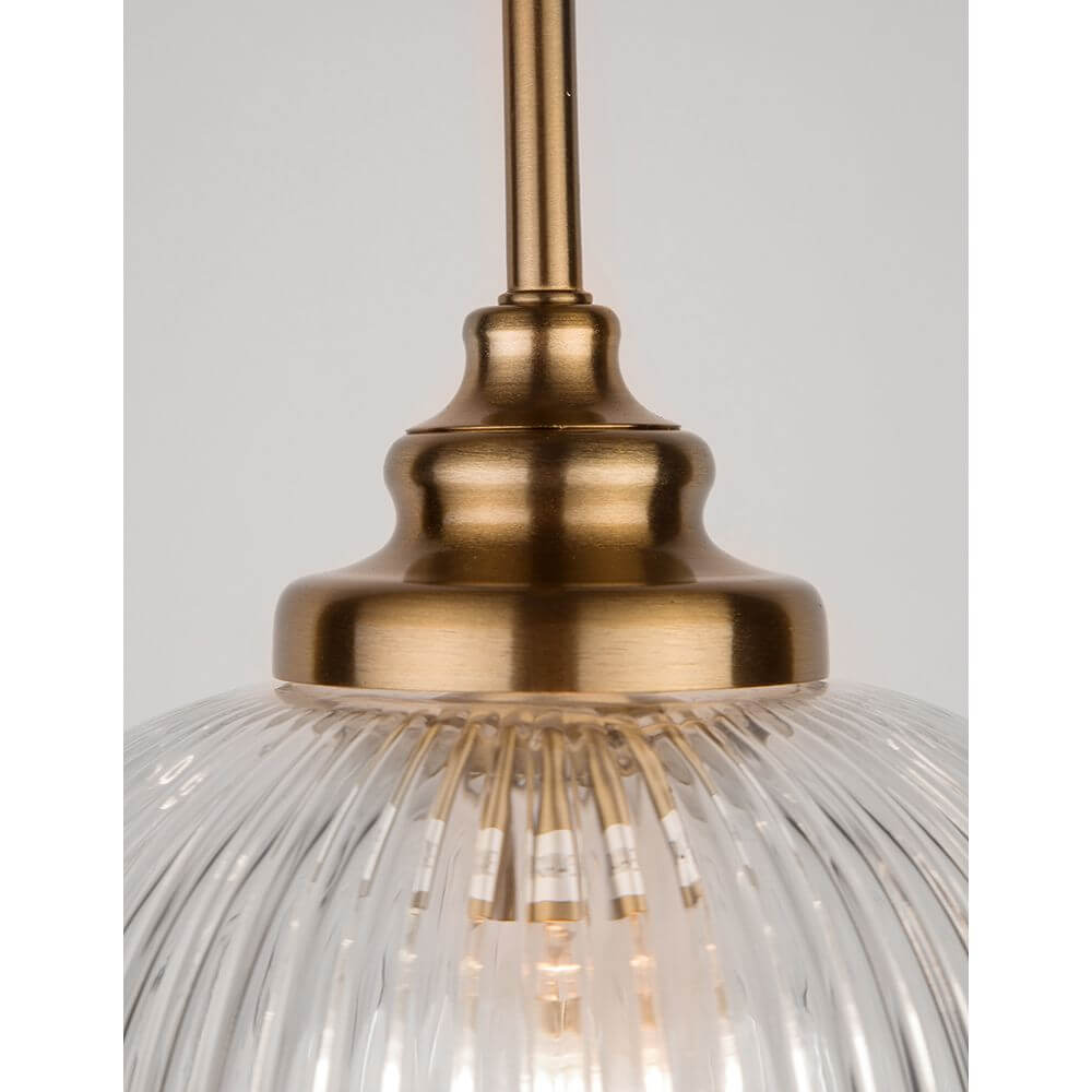 Detailaufnahme der Nova Luce Mond Pendelleuchte Metall Klar mit satiniertem Gold und klarem Glas.