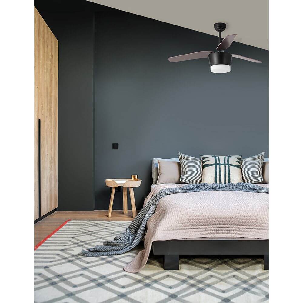 Monsoon LED Ventilator Stahl Holz im modernen Schlafzimmer mit stilvollem Design und Eichenholzlüfterflügel.