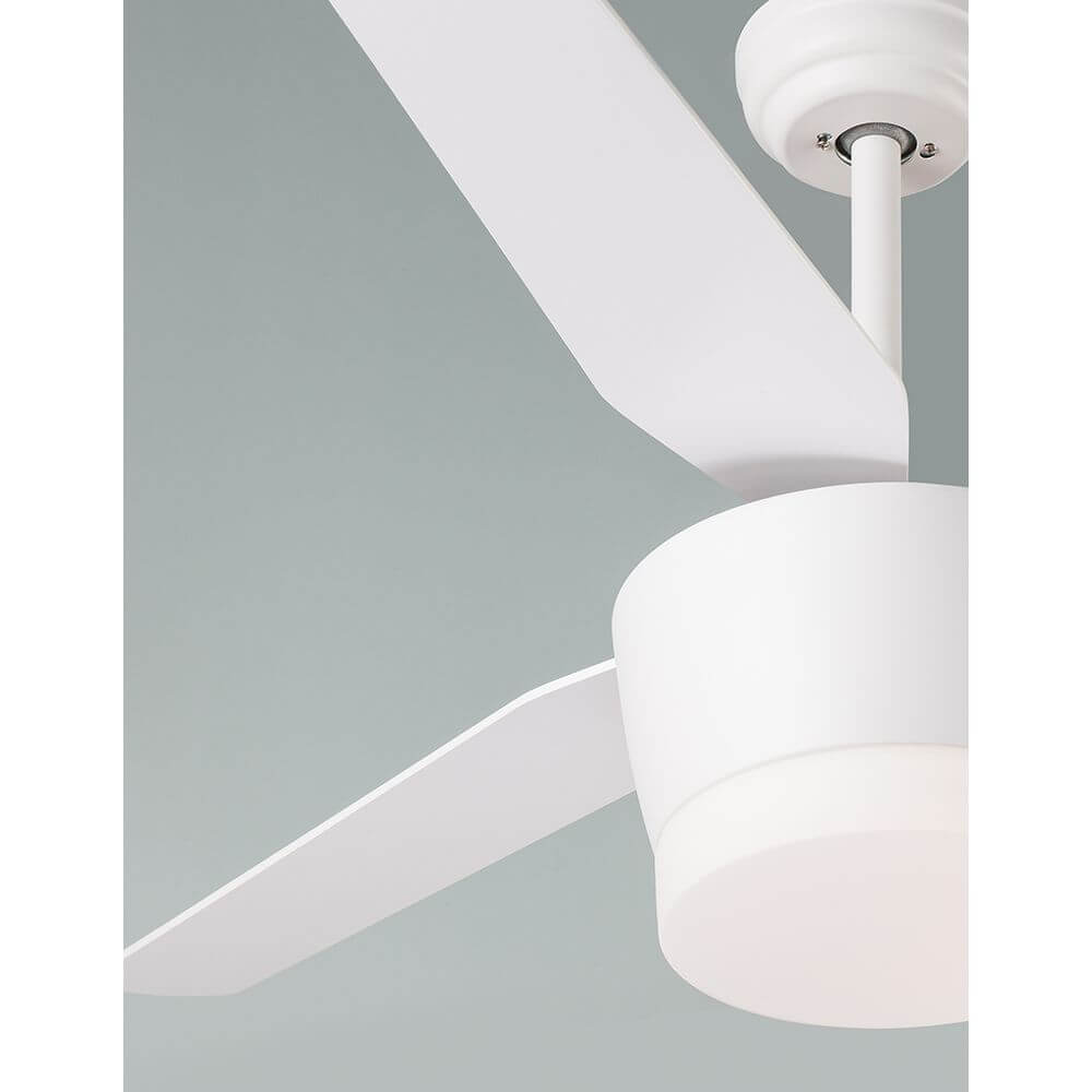 Monsoon LED Ventilator Stahl Holz mit modernen weißen Lüfterblättern und eleganter Lampe.