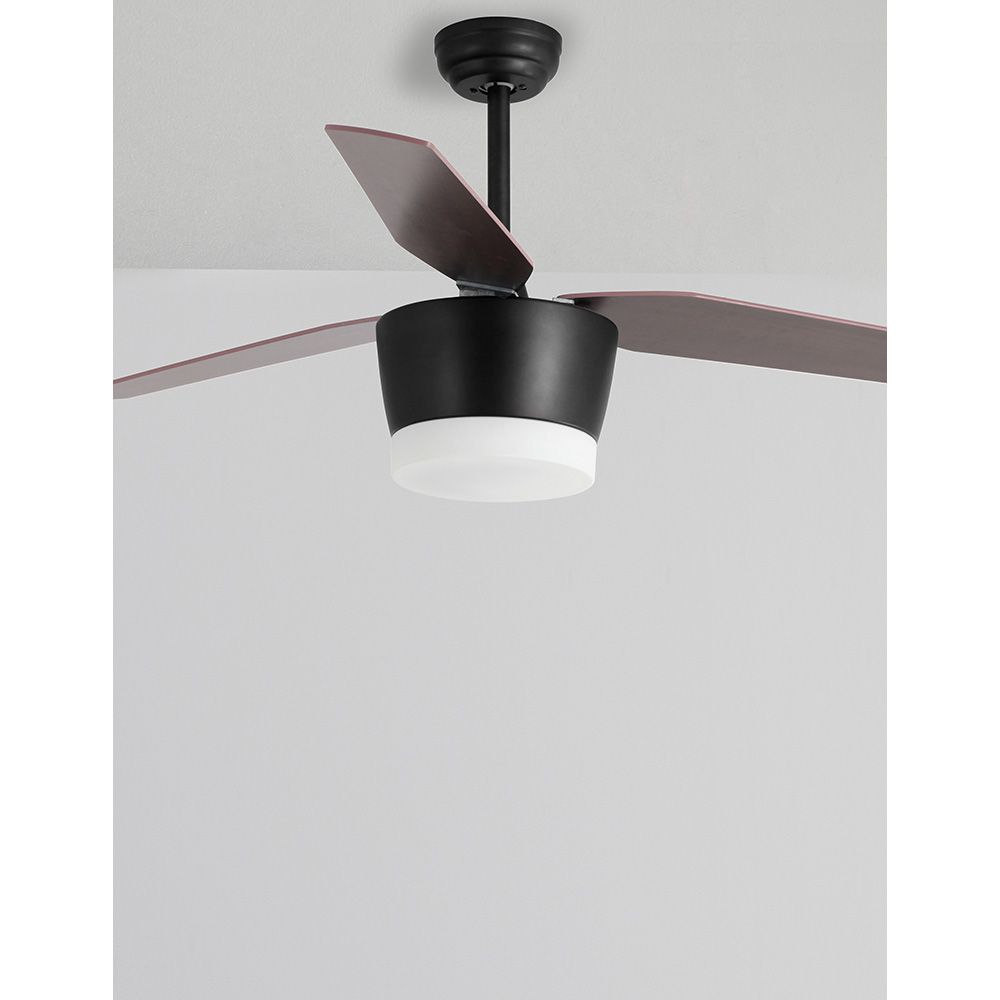 Monsoon LED Deckenventilator in mattschwarzem Stahl mit Eichenschaufeln und integrierter LED-Beleuchtung.
