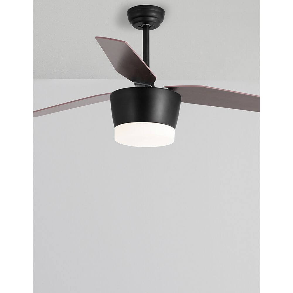 Monsoon LED Ventilator Stahl Holz mit mattschwarzer Kuppel und Eichenholzflügeln.