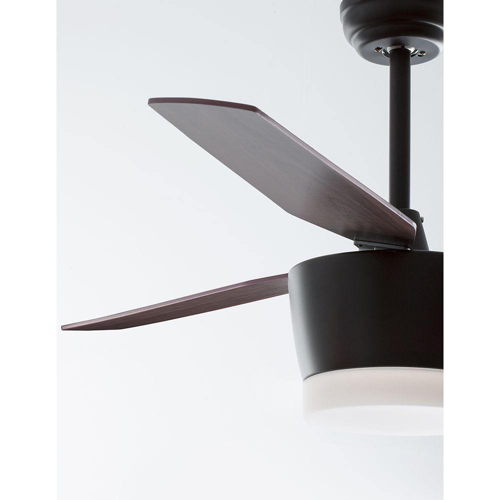 Monsoon LED Deckenventilator mit mattschwarzem Stahl und Eichenholzflügeln, elegante Beleuchtung und fünf Geschwindigkeiten.